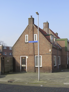 906860 Gezicht op de hoekwoning Pijnboomstraat 2 te Utrecht, met rechts de Amandelstraat.